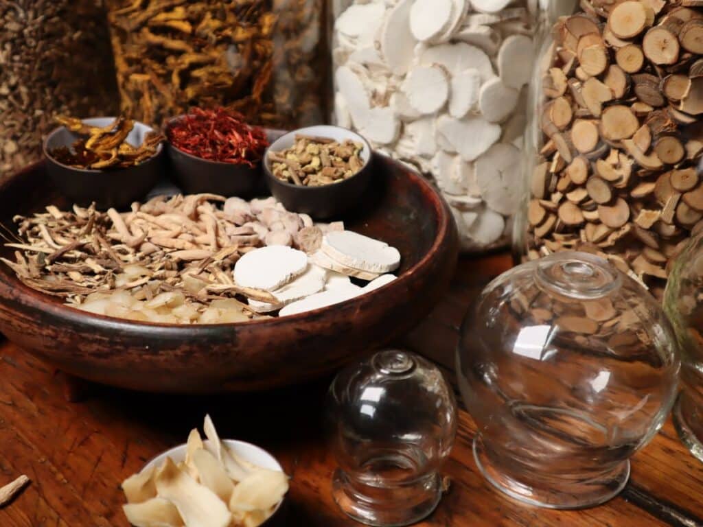 Plantes de la pharmacopée chinoise et ventouses en verre